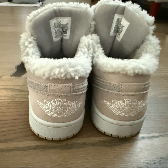 Nike jordan  Cream womens Sneakers - Picture 2 of 6